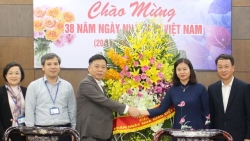 Phó Bí thư Thường trực Thành ủy Nguyễn Thị Tuyến chúc mừng Học viện Chính trị khu vực I