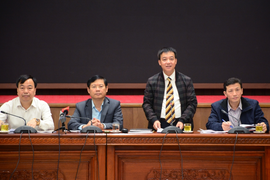 Phó Chủ tịch UBND Thị xã Sơn Tây Lê Đại Thăng thông tin tại cuộc họp
