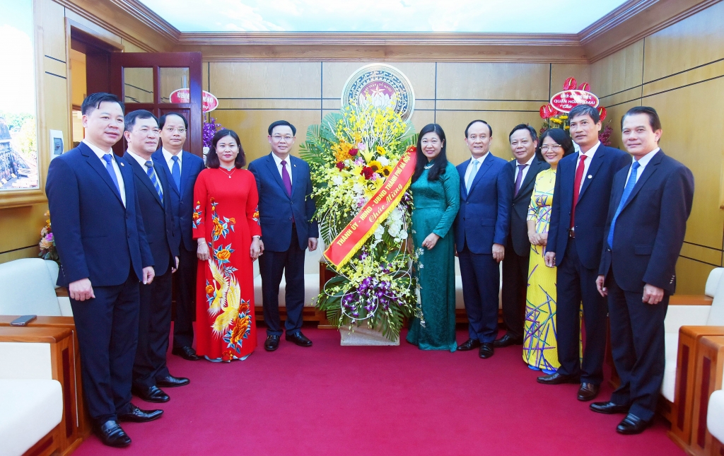 Bí thư Thành ủy Vương Đình Huệ cùng các đồng chí lãnh đạo thành phố chúc mừng Ủy ban MTTQ Việt Nam TP Hà Nội 
