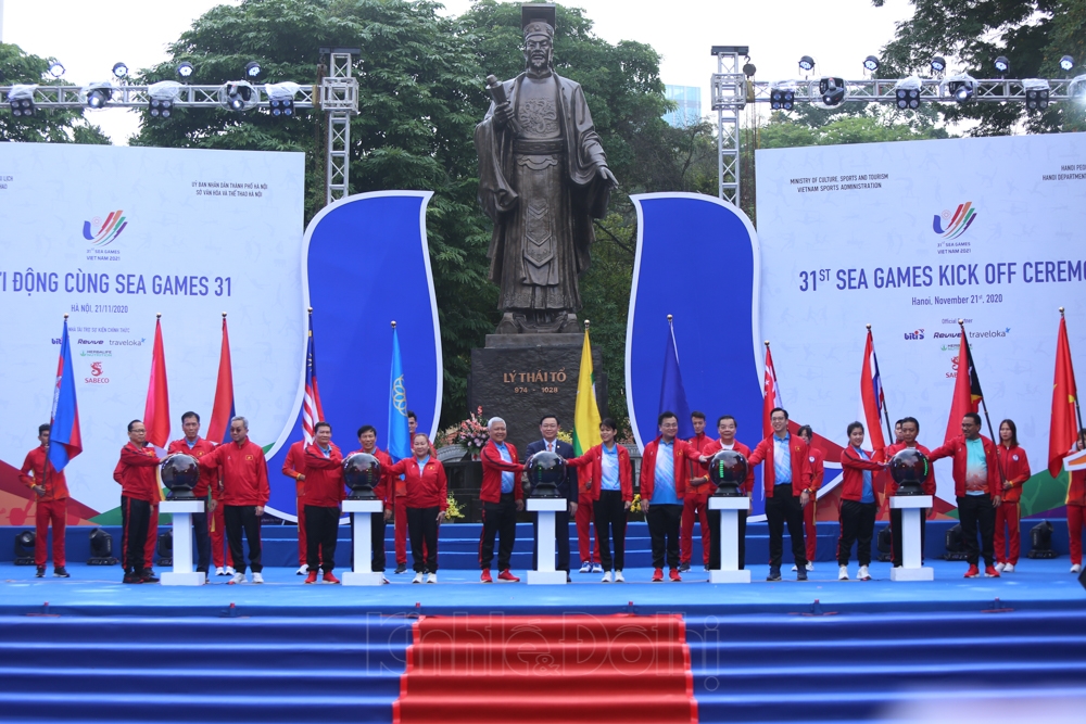 Các đại biểu nhấn nút khởi động chương trình