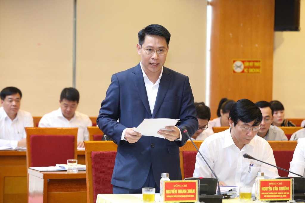 Bí thư Quận ủy Hà Đông Nguyễn Thanh Xuân báo cáo tại buổi làm việc