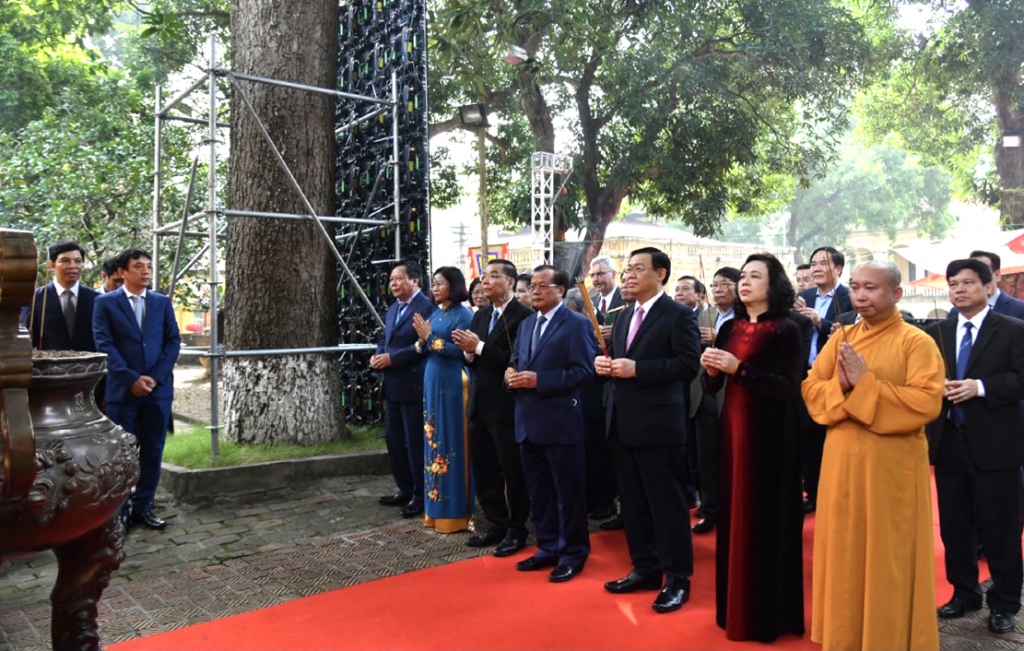 Các đồng chí lãnh đạo, nguyên lãnh đạo thành phố Hà Nội dâng hương tại Điện Kính Thiên