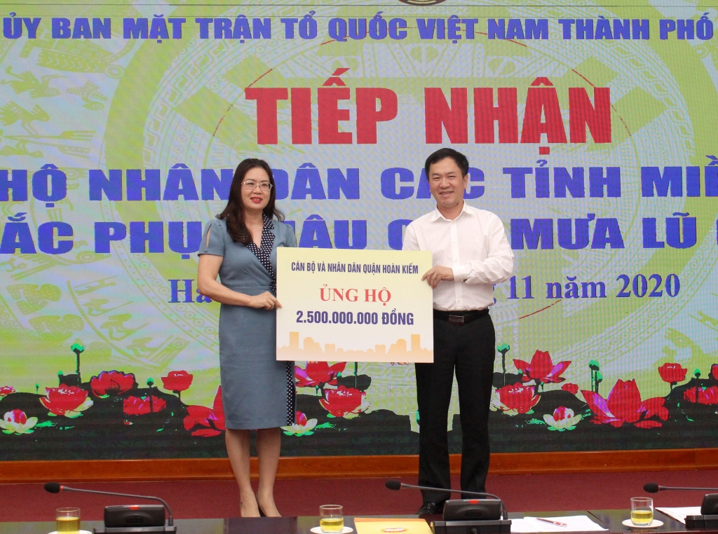 Ủy ban MTTQ TP Hà Nội tiếp nhận ủng hộ của cán bộ và Nhân dân quận Hoàn Kiếm
