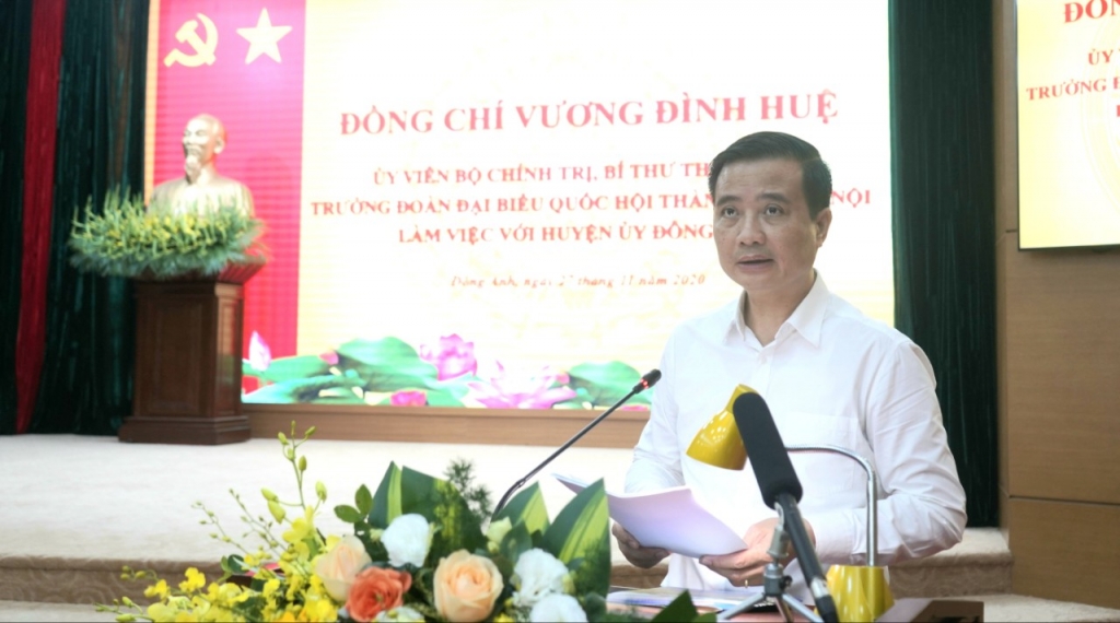 Phó Bí thư Huyện ủy, Chủ tịch UBND huyện Đông Anh Nguyễn Xuân Linh báo cáo tại buổi làm việc