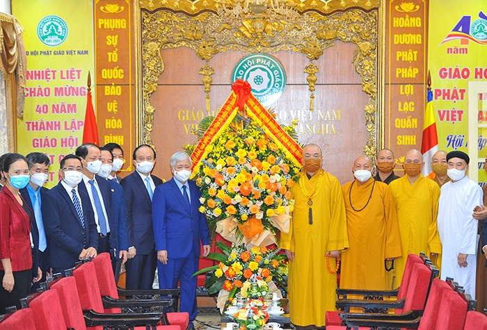Đoàn tặng hoa chúc mừng Giáo hội Phật giáo Việt Nam