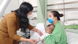 Lãnh đạo TP Hà Nội thăm các cháu nhỏ bị tiêm nhầm vắc xin tại trạm Y tế xã Yên Sơn