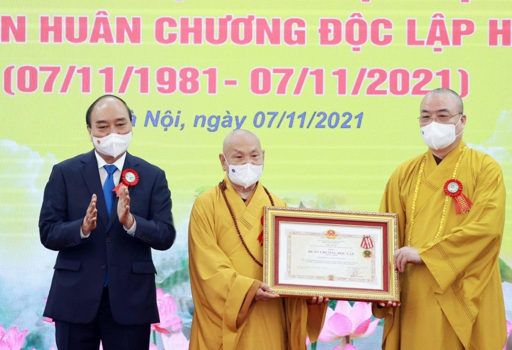 hay mặt lãnh đạo Đảng, Nhà nước, Chủ tịch nước Nguyễn Xuân Phúc đã trao Huân chương Độc lập hạng Nhất tặng GHPGVN