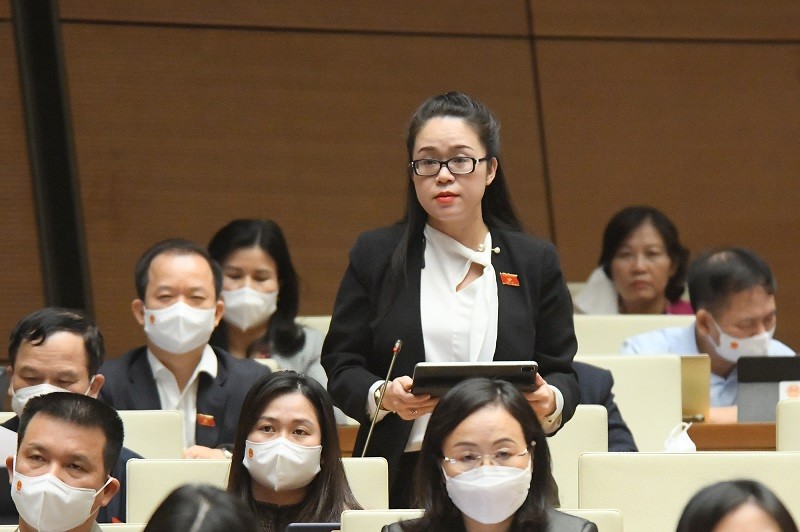 Đại biểu Dương Minh Ánh (đoàn Hà Nội) nêu câu hỏi chất vấn