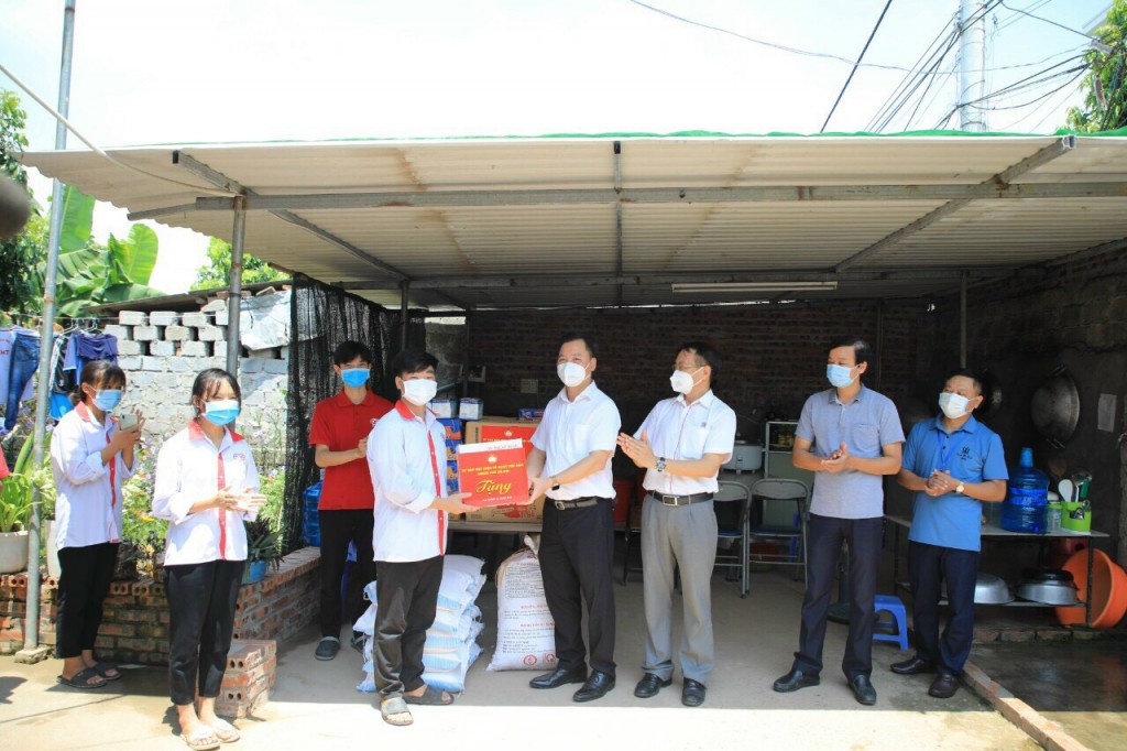 Tổ công tác Đoàn kết chống dịch hỗ trợ nhóm học sinh thuê trọ tại thôn Giáp Ngọ, thị trấn Trúc Sơn