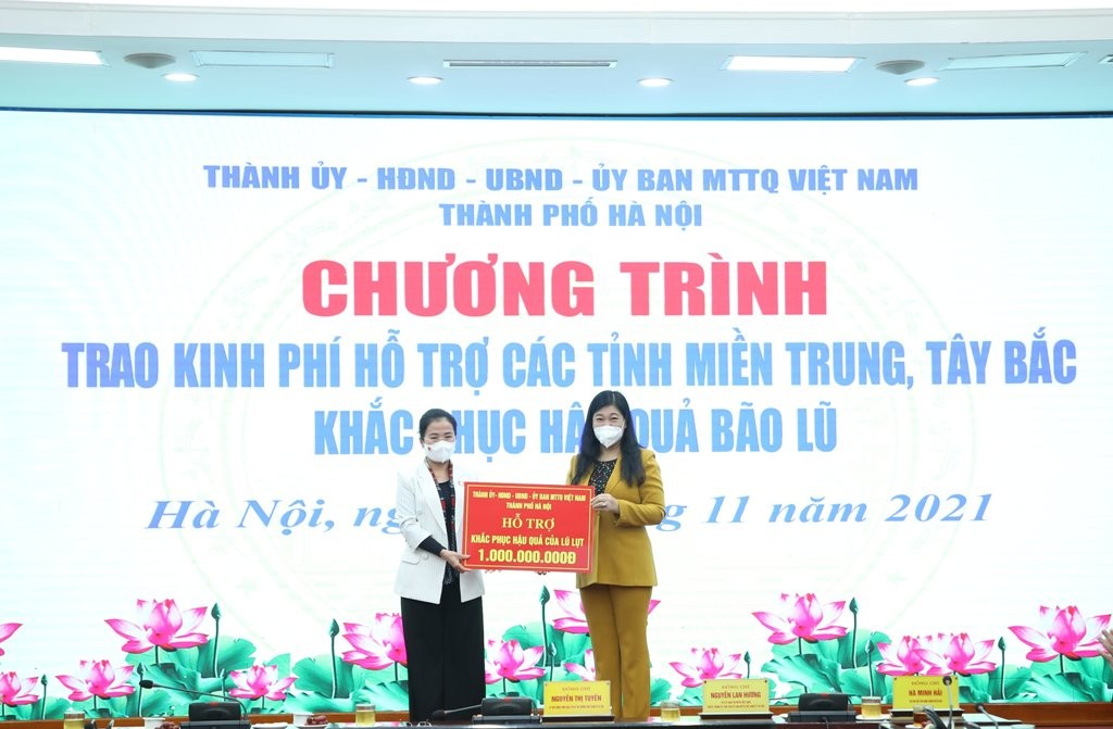 Chủ tịch Ủy ban MTTQ Việt Nam TP Hà Nội trao hỗ trợ cho tỉnh Nghệ An