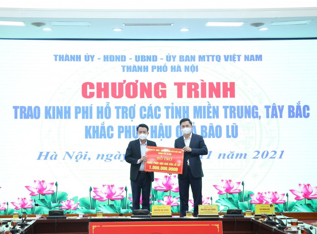 Phó Chủ tịch UBND TP Hà Minh Hải trao hỗ trợ cho tỉnh Quảng Bình