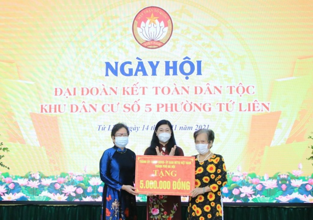 Chủ tịch Ủy ban MTTQ Việt Nam TP Hà Nội Nguyễn Lan Hương tặng quà, biểu dương Khu dân cư số 5