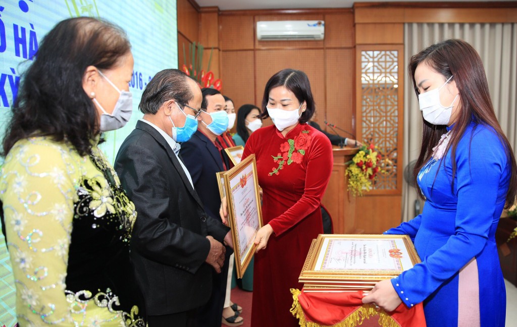 Phó Bí thư Thường trực Thành ủy Nguyễn Thị Tuyến trao Bằng khen cho các tập thể và cá nhân người cao tuổi có thành tích xuất sắc trong nhiệm kỳ 2016-2021