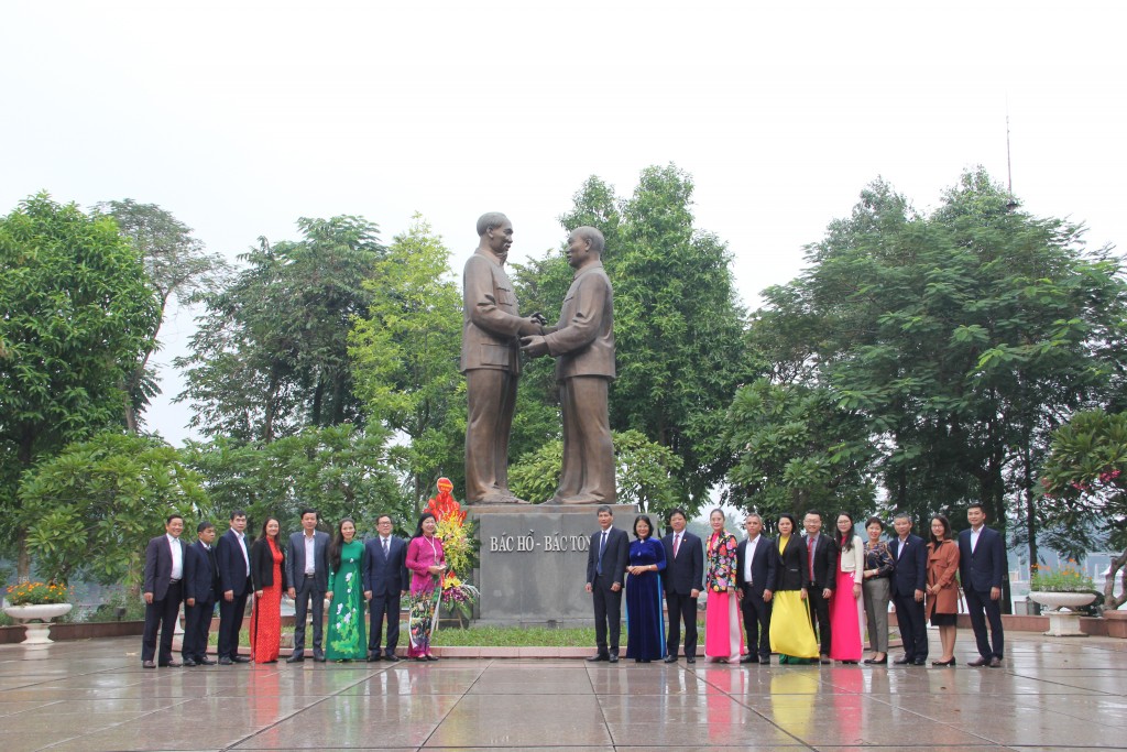 Đoàn đại biểu Ủy ban Mặt trận Tổ quốc Việt Nam thành phố Hà Nội đặt hoa tại Tượng đài Bác Hồ - Bác Tôn