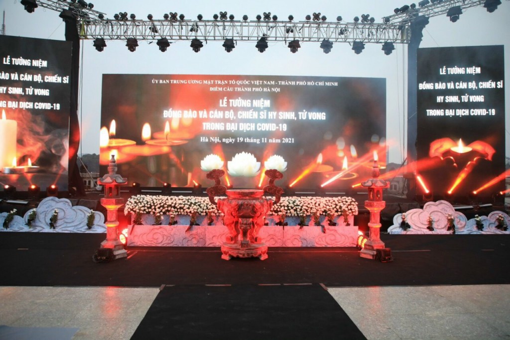 Lễ tưởng niệm tại đầu cầu Hà Nội