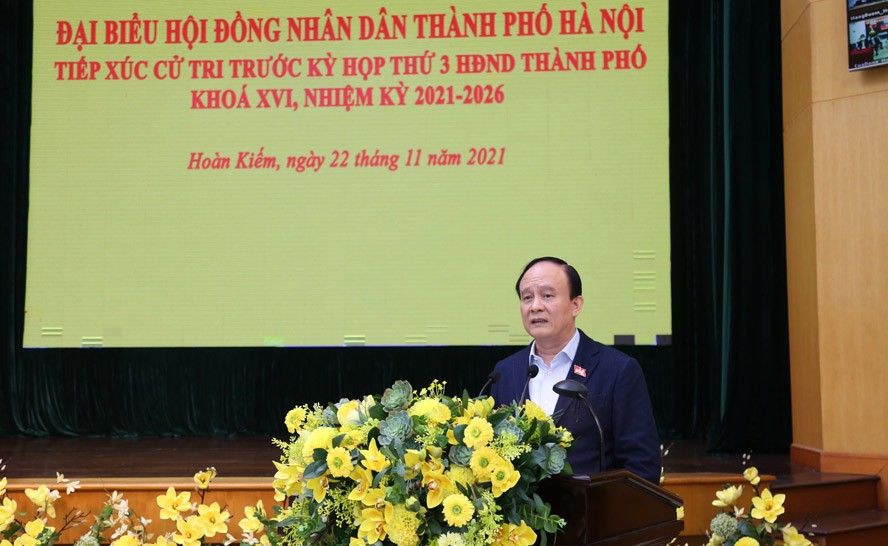 Chủ tịch HĐND TP Nguyễn Ngọc Tuấn phát biểu tại buổi tiếp xúc cử tri quận Hoàn Kiếm