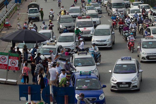 Hàng nghìn tài xế taxi , đỗ trái phép ở cổng Bệnh viện Bạch Mai bị phạt nguội