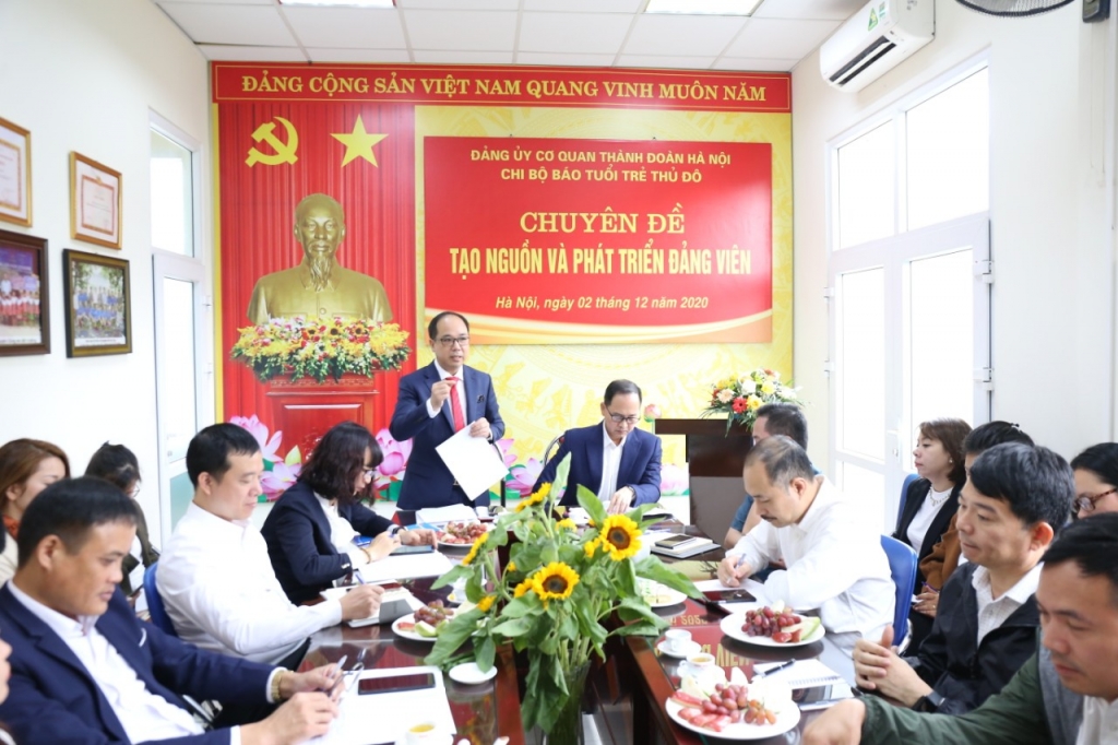 Đồng chí Nguyễn Mạnh Hưng, Bí thư Chi bộ, Tổng Biên tập Báo Tuổi trẻ Thủ đô phát biểu tại buổi sinh hoạt chuyên đề