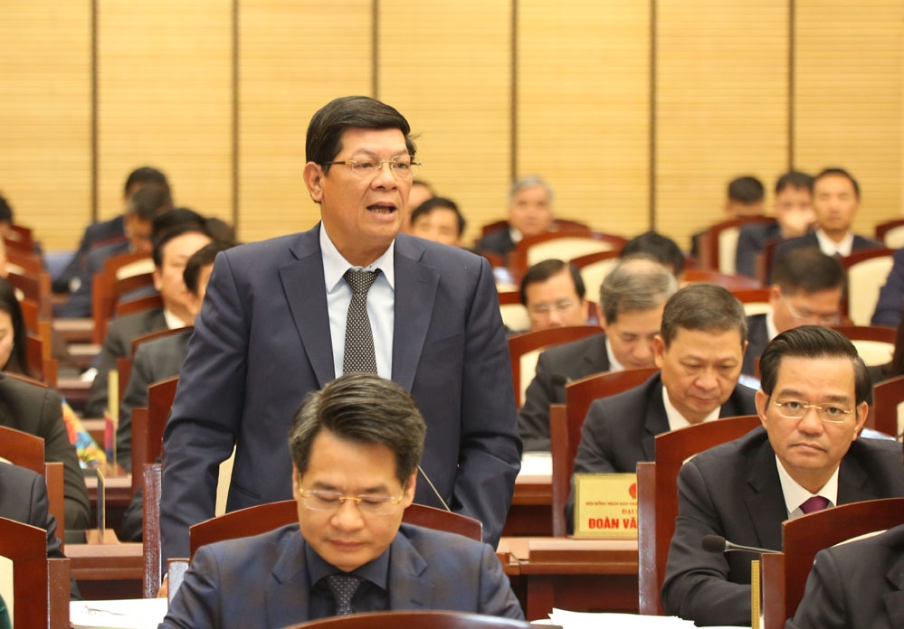 Phó Chủ tịch UBND TP Nguyễn Quốc Hùng phát biểu tại phiên chất vấn