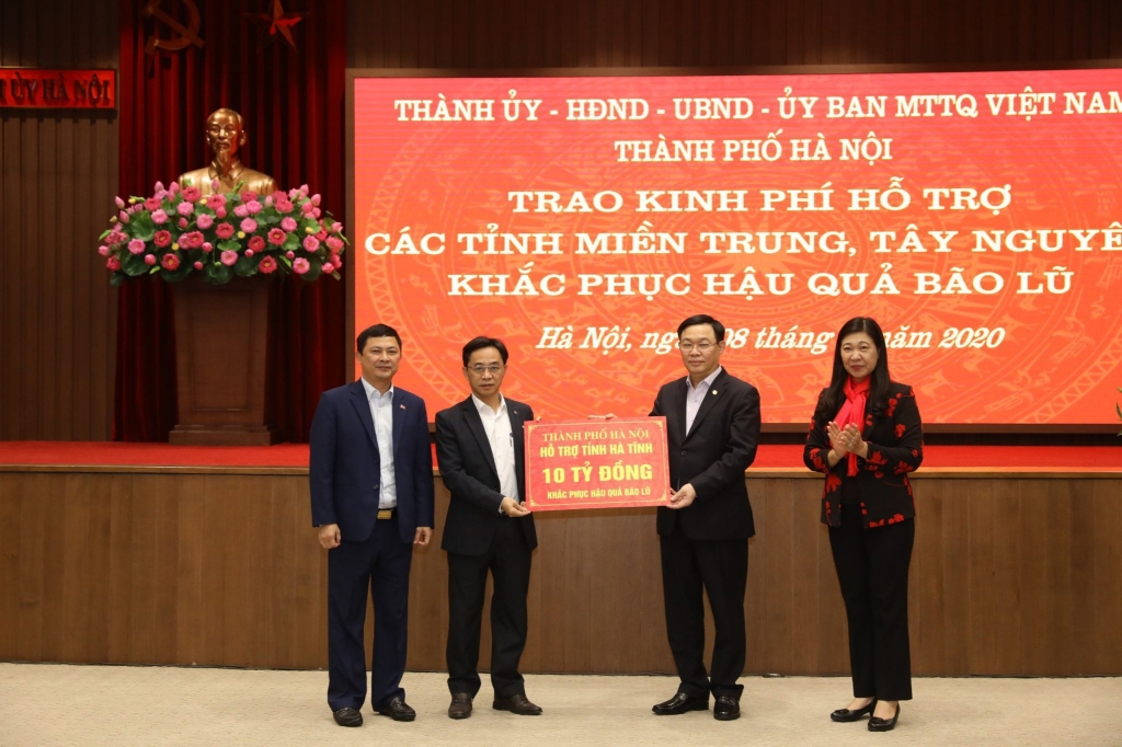 Lãnh đạo TP Hà Nội trao kinh phí hỗ trợ các tỉnh miền Trung, Tây Nguyên khắc phục hậu quả mưa lũ