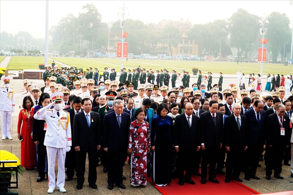 Thủ tướng Nguyễn Xuân Phúc dẫn đầu Đoàn đại biểu dự Đại hội Thi đua yêu nước toàn quốc lần thứ X vào Lăng viếng Chủ tịch Hồ Chí Minh