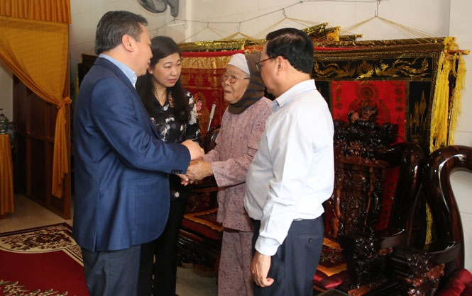 Phó Bí thư Thành ủy Nguyễn Văn Phong thăm hỏi, động viên gia đình liệt sĩ Thiếu tướng Nguyễn Văn Man.