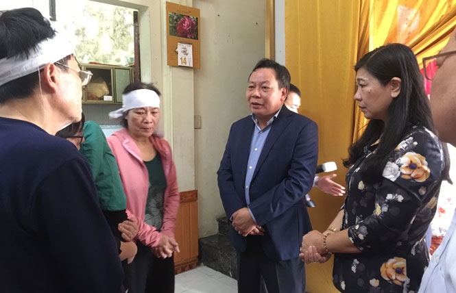 Phó Bí thư Thành ủy Nguyễn Văn Phong thăm hỏi, động viên gia đình liệt sĩ Lê Hải Đức.