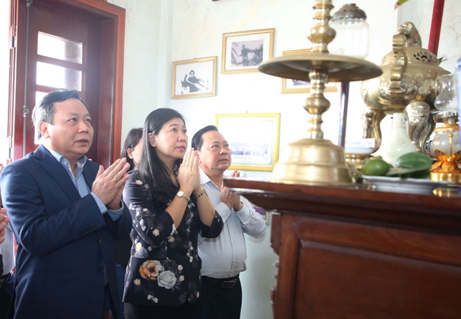 Đoàn công tác thành phố Hà Nội dâng hương tại nhà mẹ Suốt.