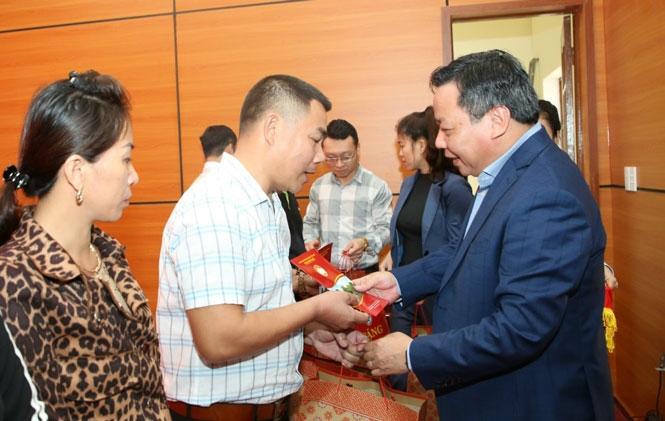 Phó Bí thư Thành ủy Hà Nội Nguyễn Văn Phong trao quà hỗ trợ người dân xã Bảo Ninh.