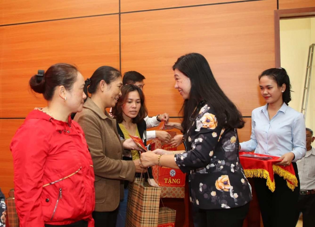 Chủ tịch Ủy ban MTTQ Việt Nam TP Hà Nội Nguyễn Lan Hương trao quà hỗ trợ các hộ dân bị thiệt hại bão lũ