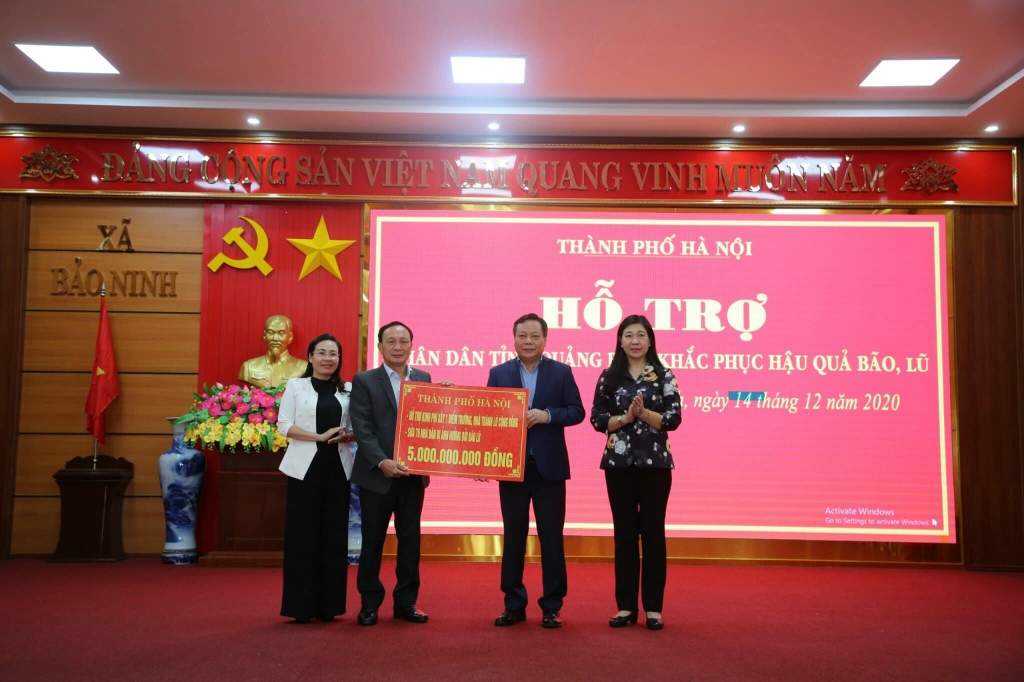 Phó Bí thư Thành ủy Hà Nội Nguyễn Văn Phong trao trợ 5 tỷ đồng xây dựng điểm trường đồng thời là nhà tránh lũ cho người dân Quảng Bình
