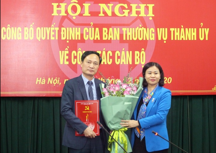 Phó Bí thư Thường trực Thành ủy Nguyễn Thị Tuyến trao quyết định, tặng hoa chúc mừng PGS,TS Phạm Minh Anh