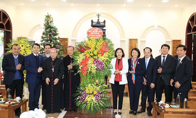 Phó Bí thư Thường trực Thành ủy Nguyễn Thị Tuyến chúc mừng Giáo phận Hưng Hóa.
