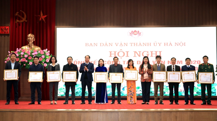 Chủ tịch Ủy ban MTTQ Việt Nam Thành phố Nguyễn Lan Hương và Trưởng ban Dân vận Thành ủy Nguyễn Doãn Toản trao Bằng khen cho các tập thể  