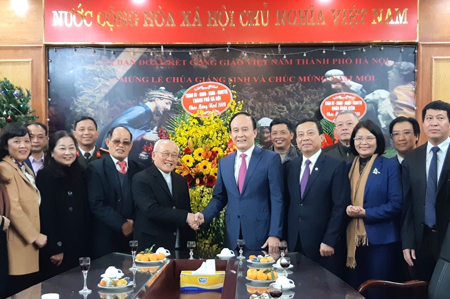Phó Bí thư Thành ủy, Chủ tịch HĐND thành phố Hà Nội Nguyễn Ngọc Tuấn tặng hoa linh mục Dương Phú Oanh, Chủ tịch Ủy ban Đoàn kết Công giáo Việt Nam thành phố Hà Nội