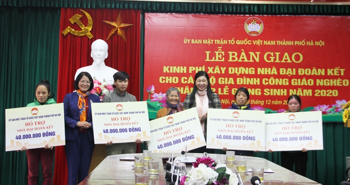 MTTQ Việt Nam TP Hà Nội trao kinh phí hỗ trợ xây nhà Đại đoàn kết cho 5 hộ gia đình
