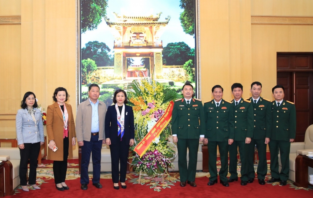 Phó Bí thư Thường trực Thành ủy Nguyễn Thị Tuyến tặng hoa chúc mừng Bộ Tư lệnh Thủ đô