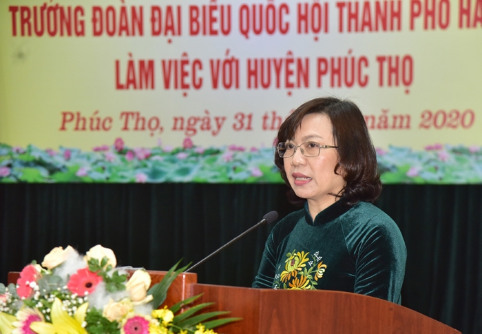 Bí thư Huyện ủy Phúc Thọ Lê Thị Thu Hằng báo cáo tại buổi làm việc  