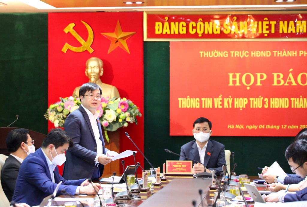 Chánh Văn phòng Đoàn ĐBQH và HĐND TP Trương Việt Dũng thông tin về nội dung kỳ họp