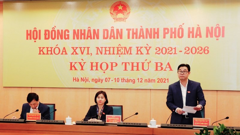 Đại biểu Nguyễn Văn Thắng thảo luận tại tổ