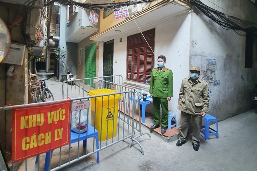 Lực lượng chức năng phường Hàng Bột (quận Đống Đa) trực chốt tại khu vực cách ly người nhiễm COVID-19. Ảnh: Nguyên Bảo