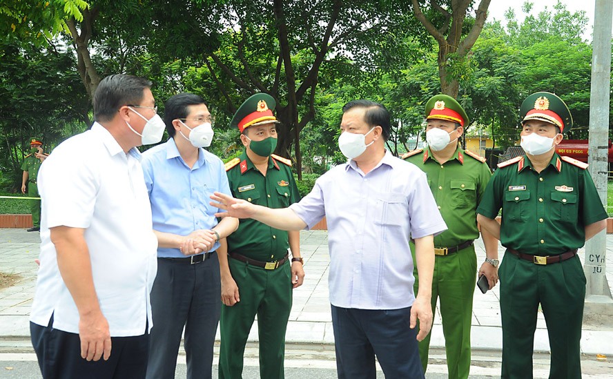 Bí thư Thành ủy Hà Nội Đinh Tiến Dũng kiểm tra Khu thu dung điều trị F0 tại dự án nhà ở cao tầng khu đô thị Đền Lừ III, quận Hoàng Mai