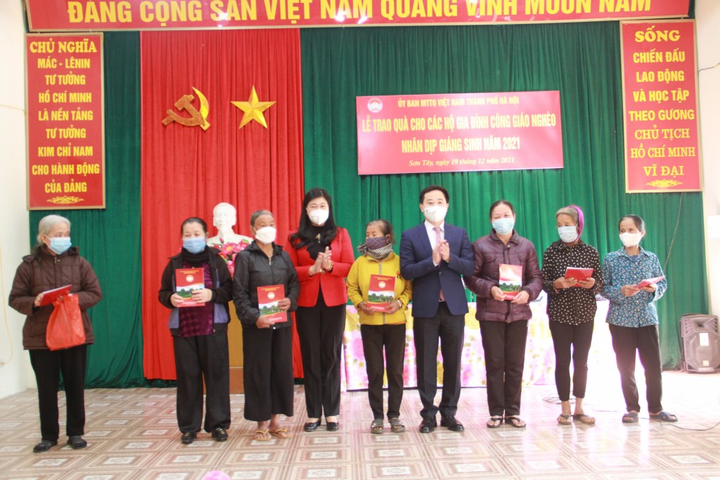 Chủ tịch Ủy ban MTTQ Việt Nam TP Nguyễn Lan Hương, Bí thư Thị ủy Sơn Tây Nguyễn Anh Tuấn trao quà cho các hộ công giáo có hoàn cảnh khó khăn