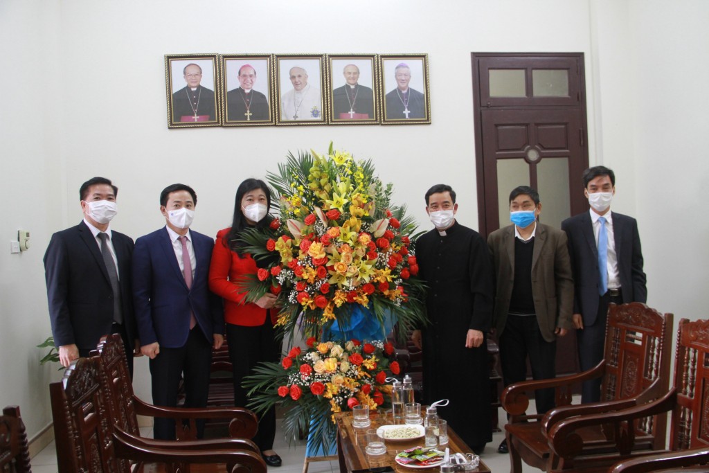 Đồng chí Nguyễn Lan Hương và lãnh đạo Thị xã Sơn Tây chúc mừng Giám mục chính tòa giáo phận Hưng Hóa Hoàng Minh Tiến