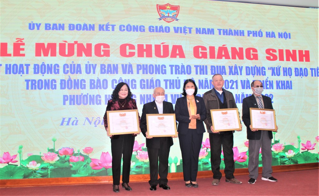 Phó Chủ tịch Ủy ban MTTQ Việt Nam TP Hà Nội Nguyễn Thị Kim Dung tặng Kỷ niệm chương 