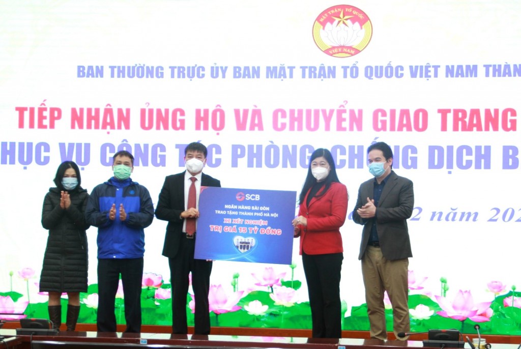 Lãnh đạo Ủy ban MTTQ Việt Nam TP Hà Nội tiếp nhận và chuyển giao xe xét nghiệm lưu động