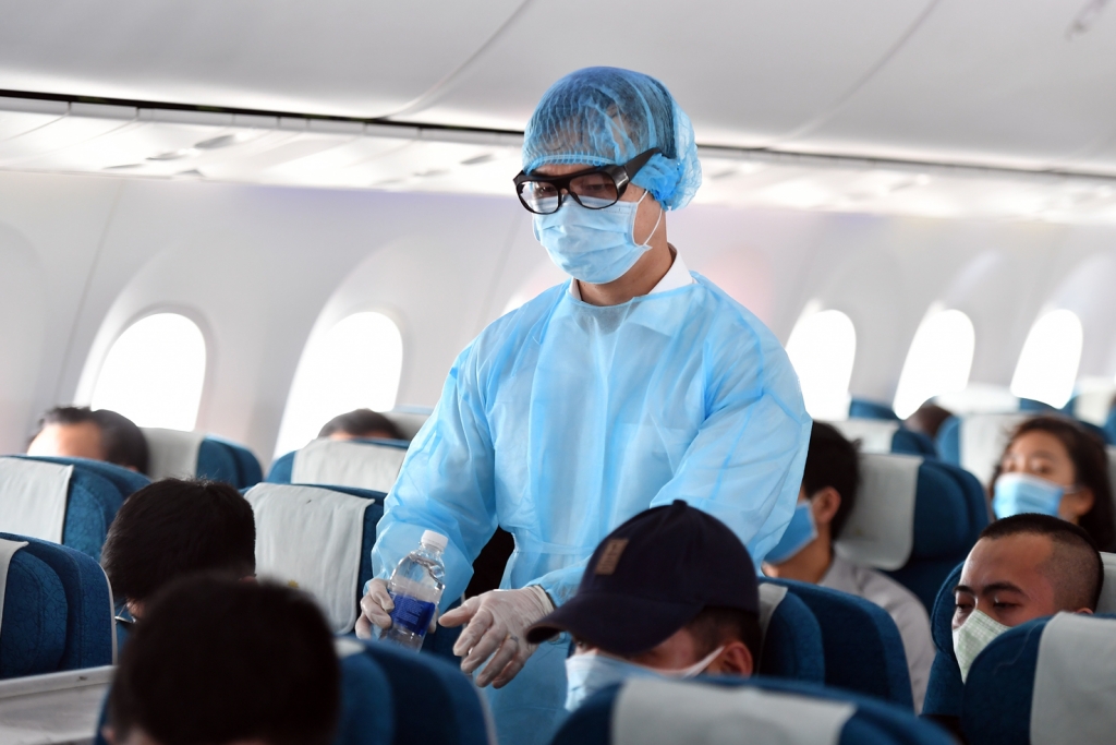 Tiếp viên mặc đồ bảo hộ y tế trên chuyến bay
