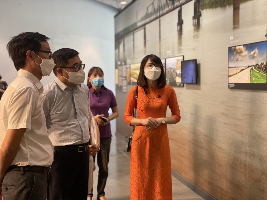 Ông Đỗ Đình Hồng- Thành ủy viên, Bí thư Đảng ủy, Giám đốc Sở Văn hoá và Thể thao thăm khu trưng bày mẫu của Bảo tàng Hà Nội
