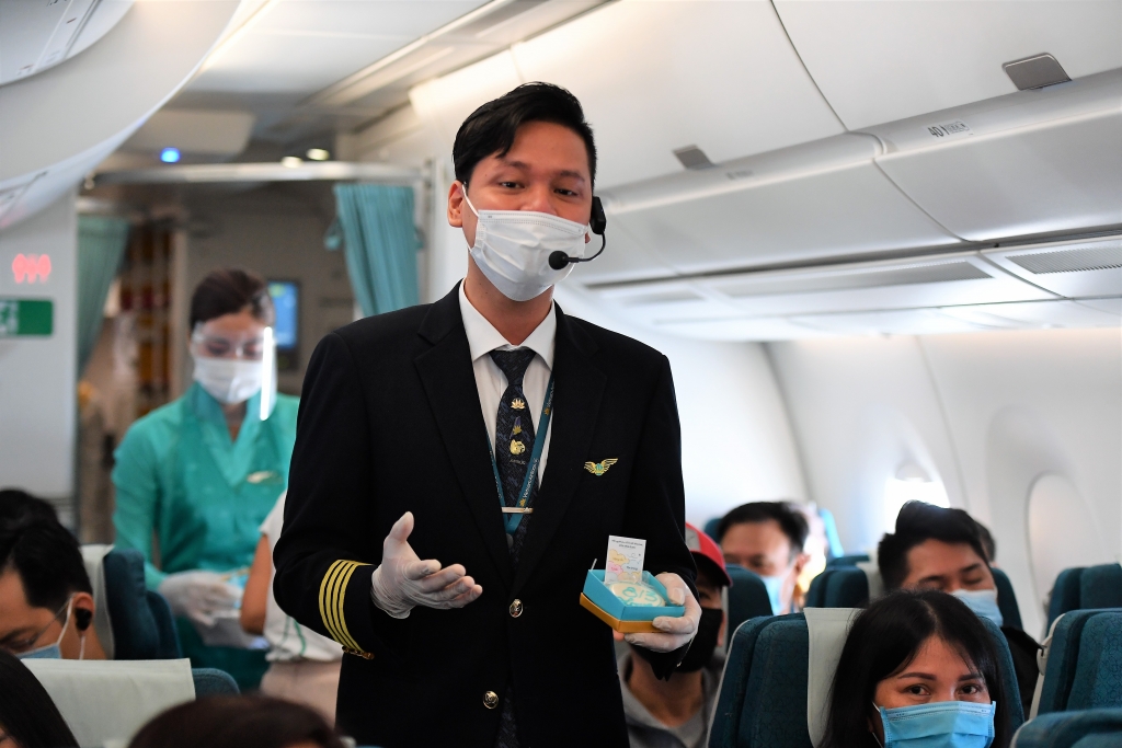 Các phi công nam của Vietnam Airlines hát tặng hành khách trên chuyến bay