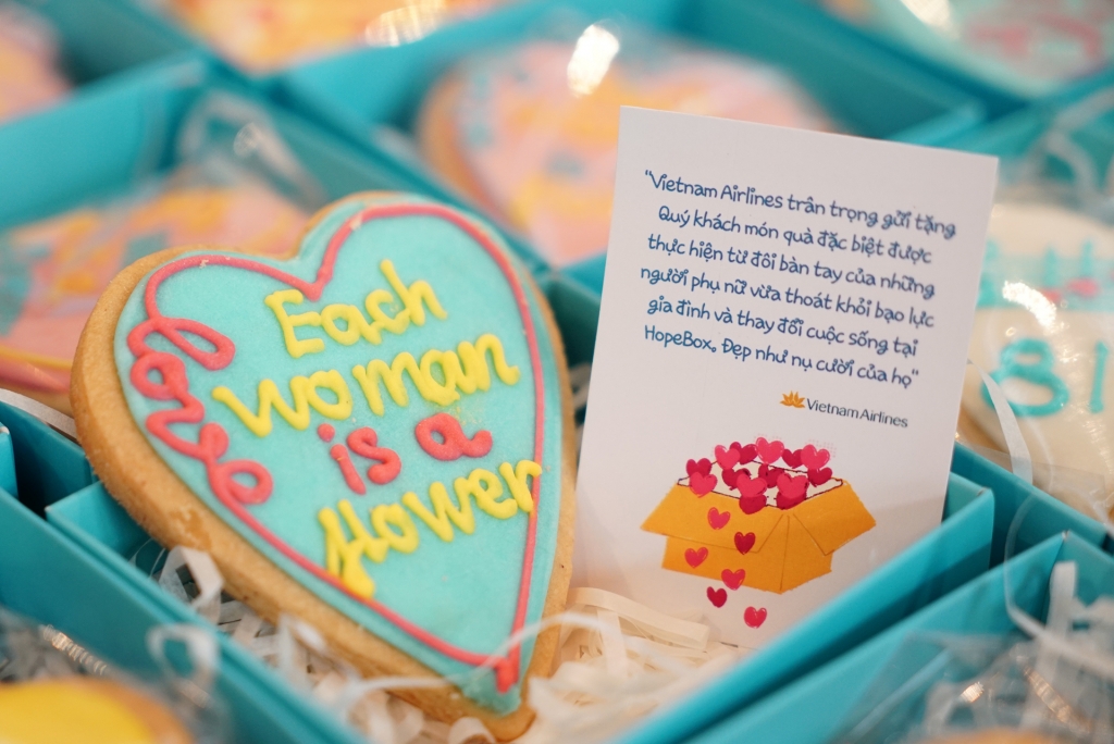 Mỗi phần quà gồm một chiếc bánh quy đầy màu sắc kèm theo tấm thiệp với thông điệp ý nghĩa